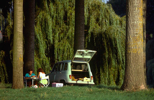 Rolling picnic box: Renault's classic R4.