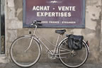 Antique dealer, w/Velo, La Rochelle (84kb)