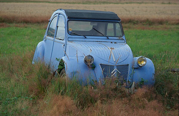 A 1950s Citroën 2CV sits forlornly in a field near Toulouse.