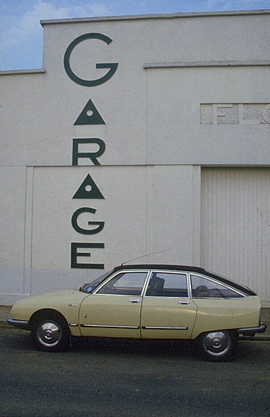 Citroën GS Pallas poses before an art déco garage facade.