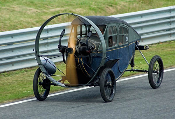 The sole surviving Hélica in running order, on the Circuit Val de Vienne.
